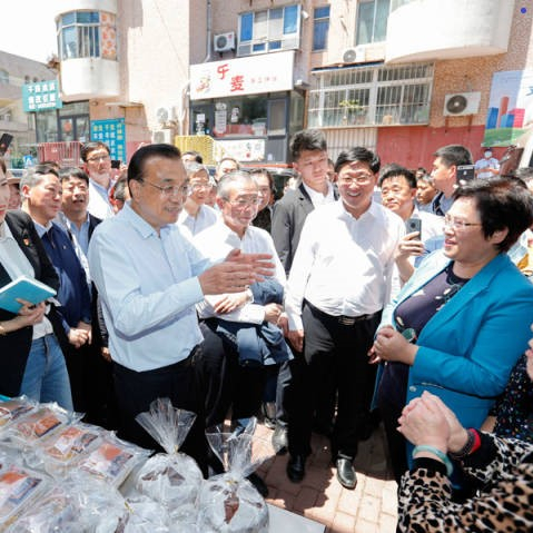 李克强称赞地摊经济、小店经济：是人间的烟火，是中国的生机